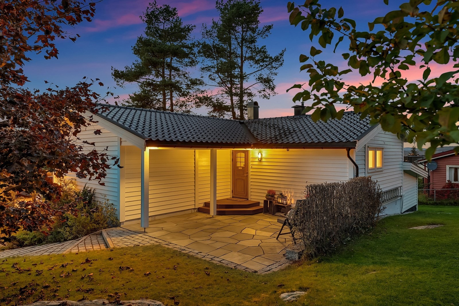 Ved inngangspartiet finner du også en hyggelig uteplass. Galleribilde