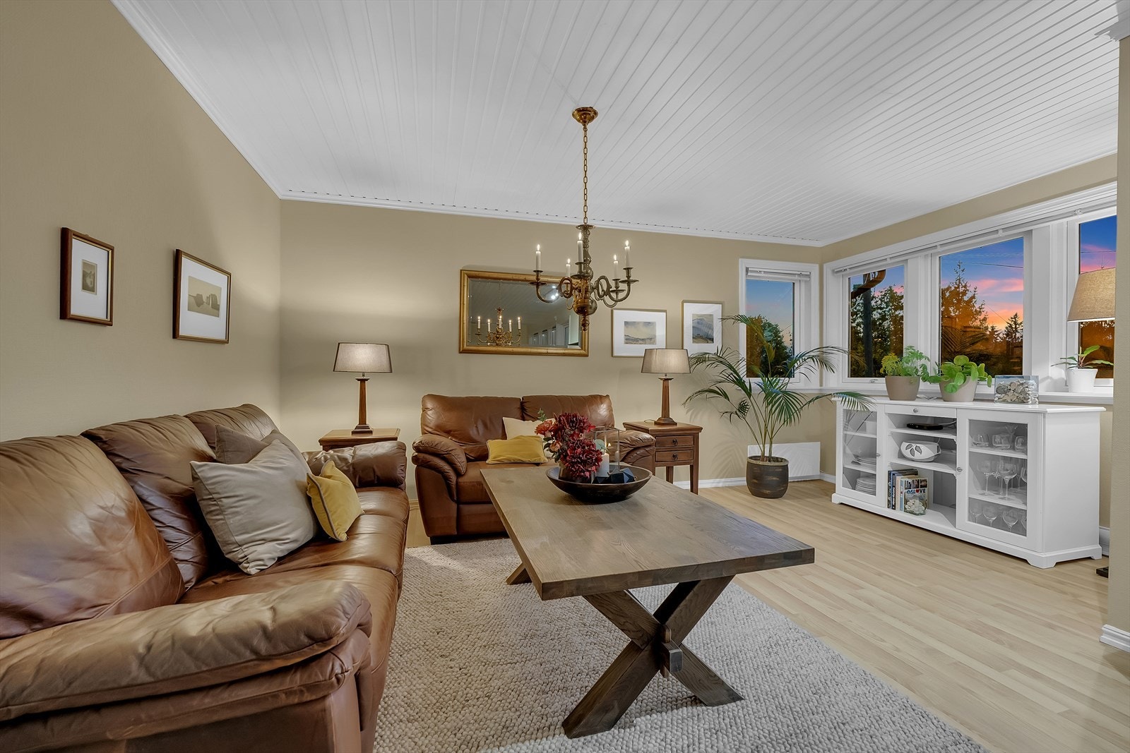 Her er det god plass til både sosial sittegruppe og TV-krok. Galleribilde