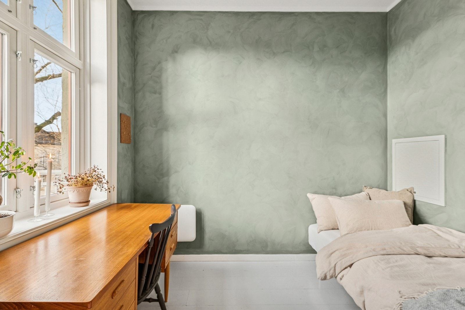 Soverom nummer 2 egner seg perfekt til enten barnerom, gjesterom eller kontor. Galleribilde