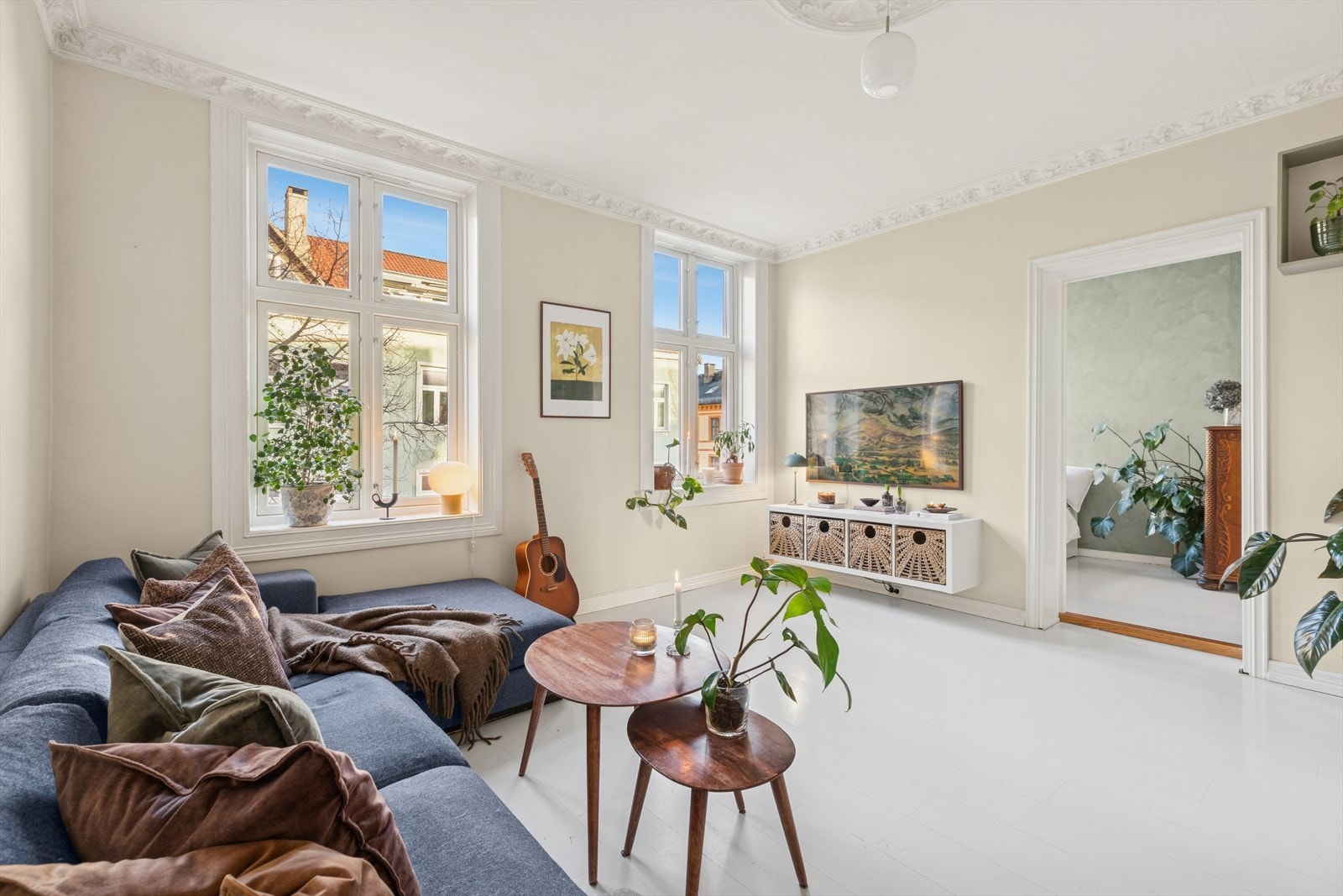 Her finner du elegante klassiske detaljer som rosett og stukkatur. For øvrig er også varmtvann og internett inkudert i felleskostnadene. Galleribilde