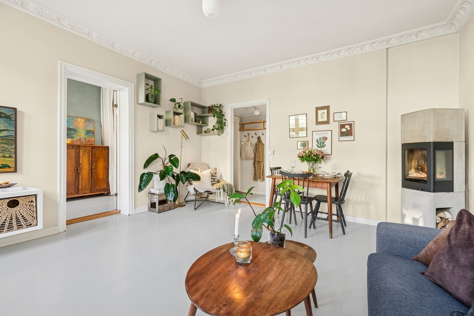 Rommet har en lekker peisovn helt ny fra 2015 som gir en hyggelig atmosfære gjennom vinterhalvåret og lun varme. Galleribilde