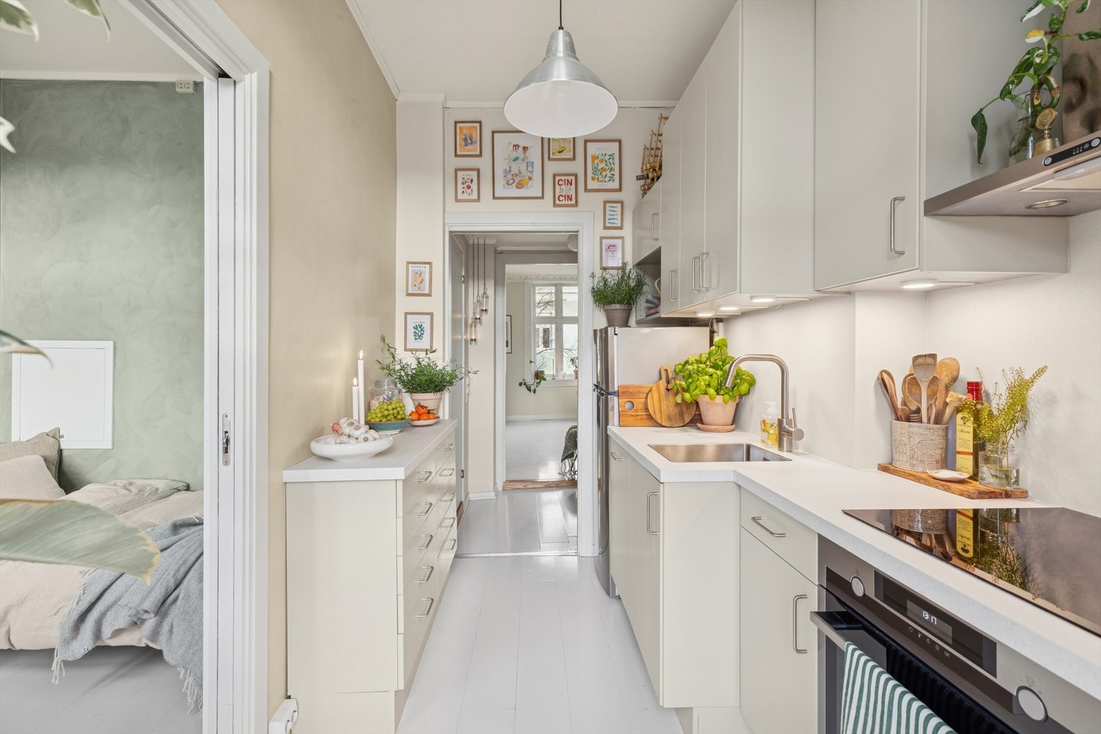 Det er også montert inn spesialtilpasset benkeplate, samt ny oppvaskmaskin og kum fra 2024. Galleribilde