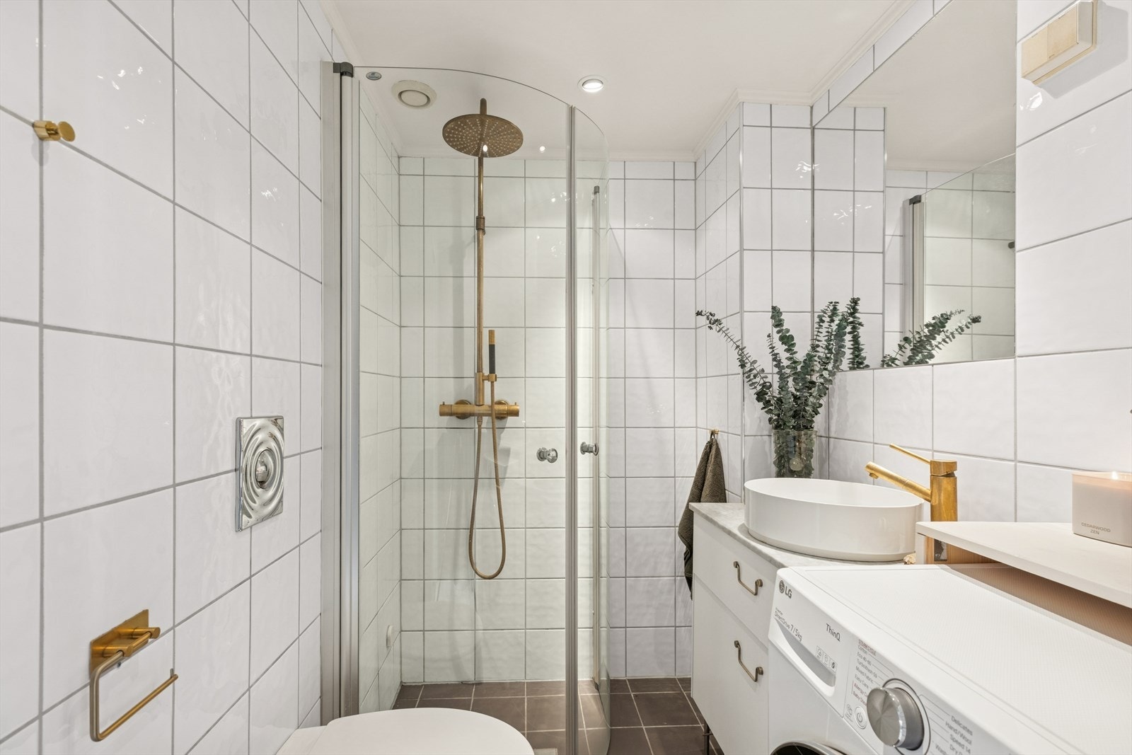 Delikat baderom oppført i 2007, med fliser på både vegger og gulv samt elektriske varmekabler. Hulltaking er også foretatt fra soverommet som er tilligende til våtsonen på badet, ingen unormale forhold ble registrert av takstmann. Galleribilde