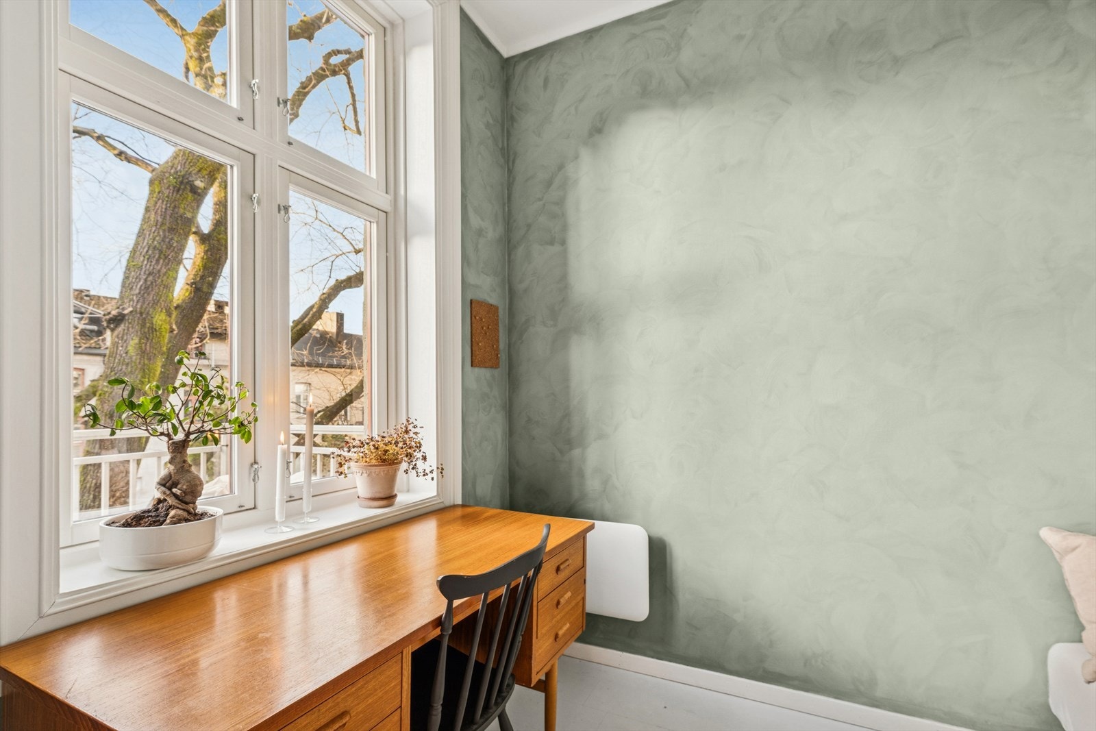 Anvender du rommmet som hjemmekontor har du nydelig utsikt fra "arbeidsplassen" din. Galleribilde