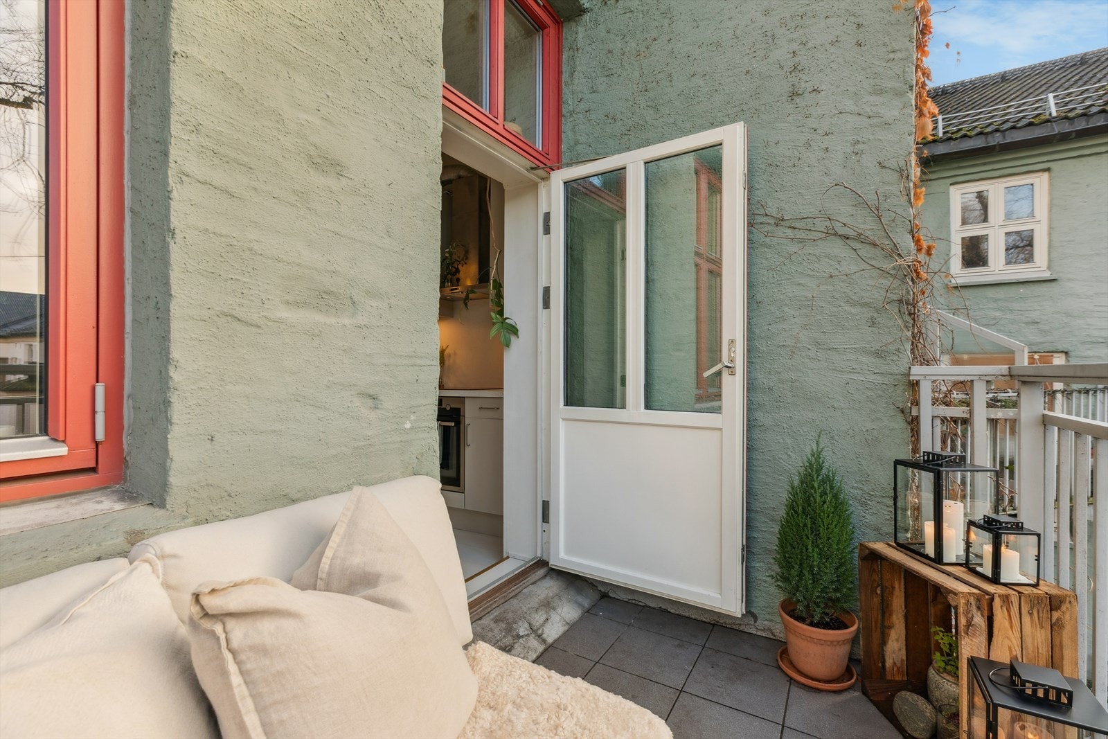 Balkongen har fin plass til sittegruppe og fungerer som en naturlig forlengelse av kjøkkenet. Galleribilde