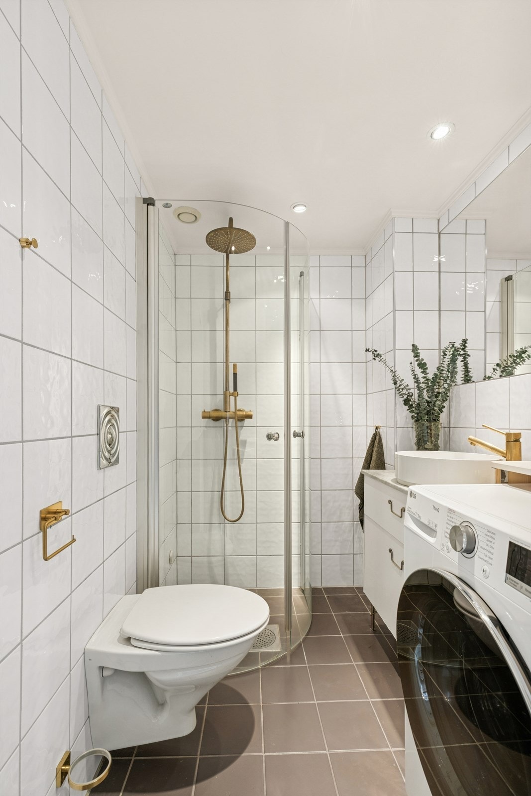 Himlingen er malt i 2023 og utstyrt med downlights. Galleribilde