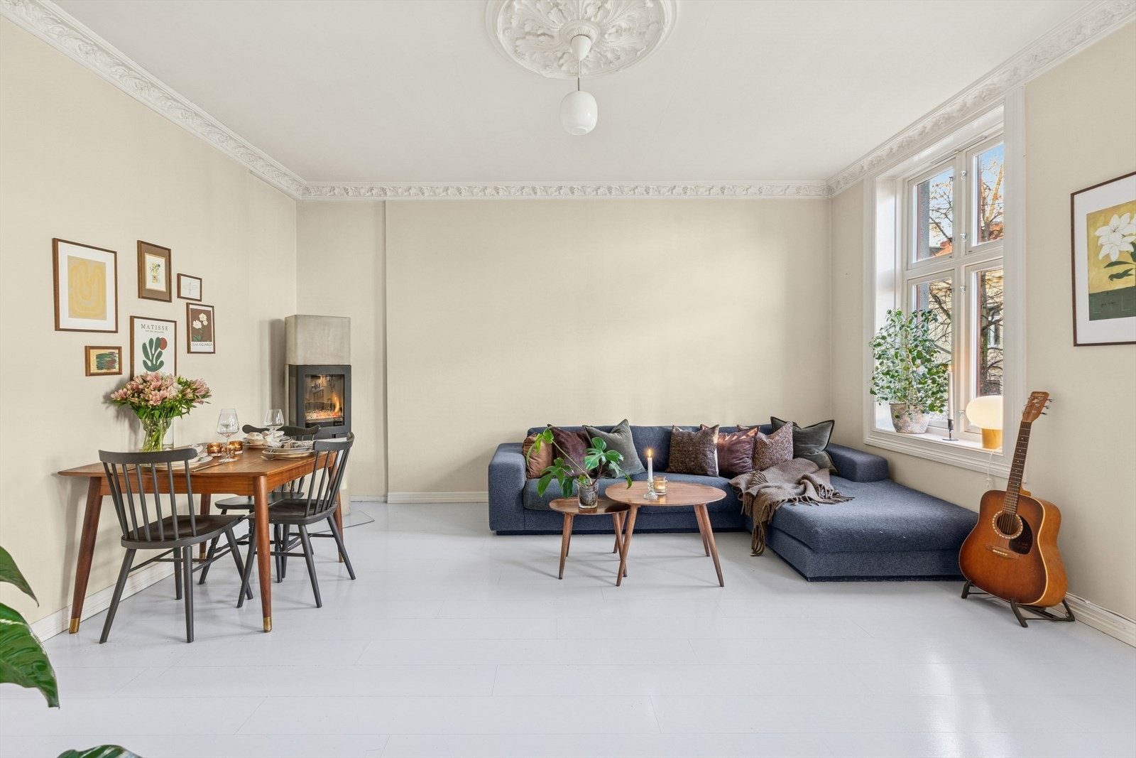 Rommet byr på gode møbleringsmuligheter for både stor sofagruppe, spisebord og arbeidsplass. Innred etter eget ønske og behov. Galleribilde