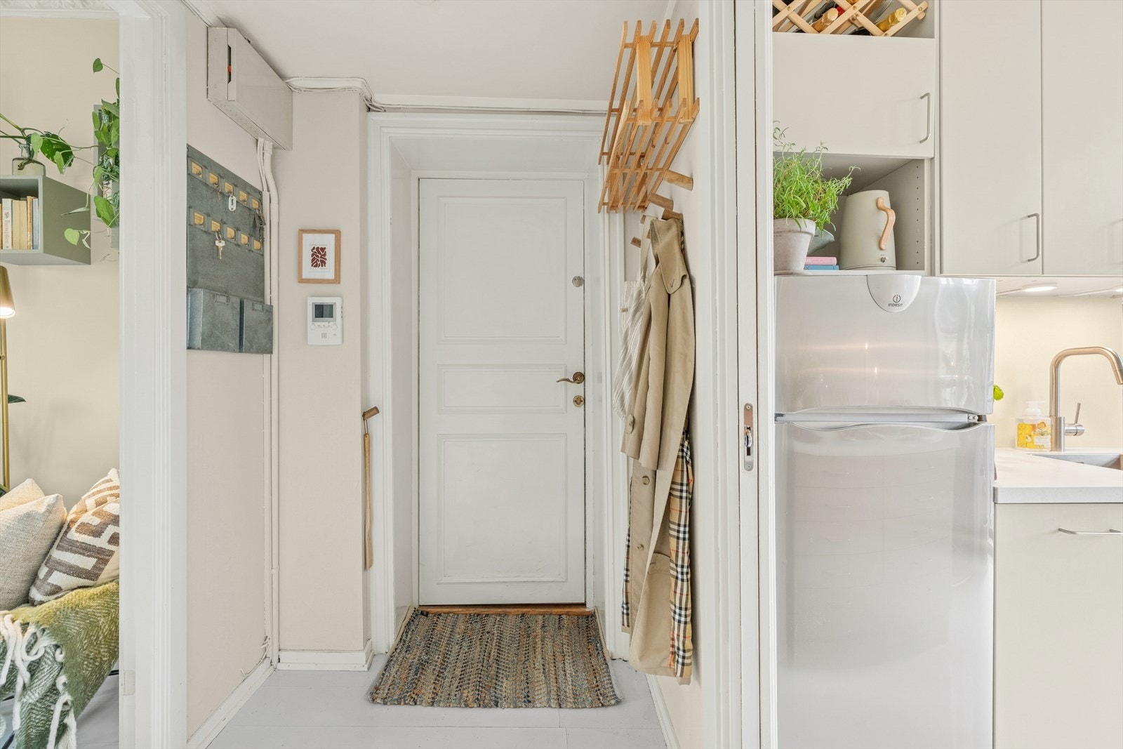 Entreen ligger praktisk til mellom stue og kjøkken, med direkte adkomst til badet. Galleribilde