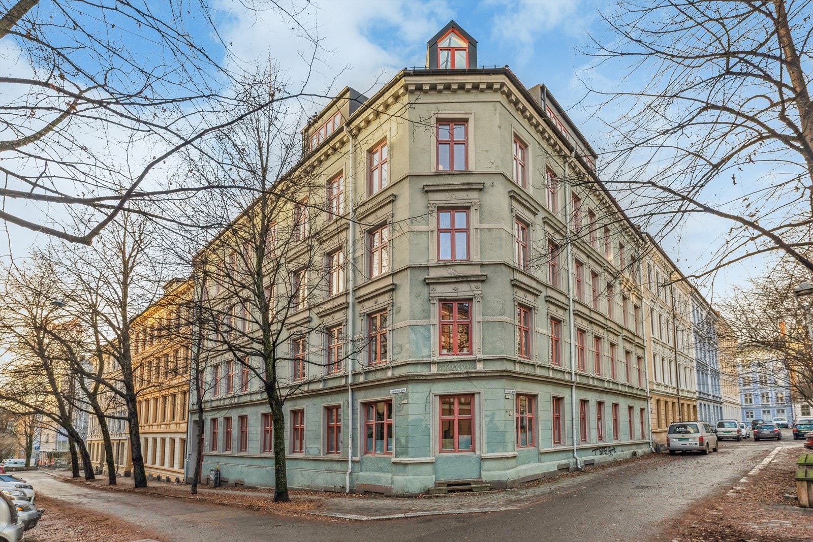 Her bor du meget sentral beliggenhet på Grünerløkka i attraktivt boligområde. Boligen disponerer også godt med bodplass(loftsbod målt til 2,7 kvm og kjellerbod med gulvarel på 6,4 kvm). Husdyr er tillatt såfremt det ikke er til sjenanse for andre naboer. Galleribilde