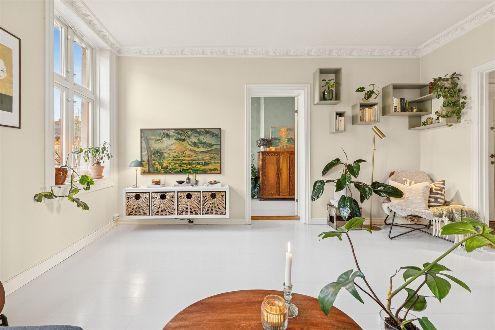 Overflatene er holdt i lyse og tidløse toner som egner seg godt med det naturlige lysinnslippet fra stuevinduet. Flere av flatene ble også malt for øvrig i 2022. Galleribilde