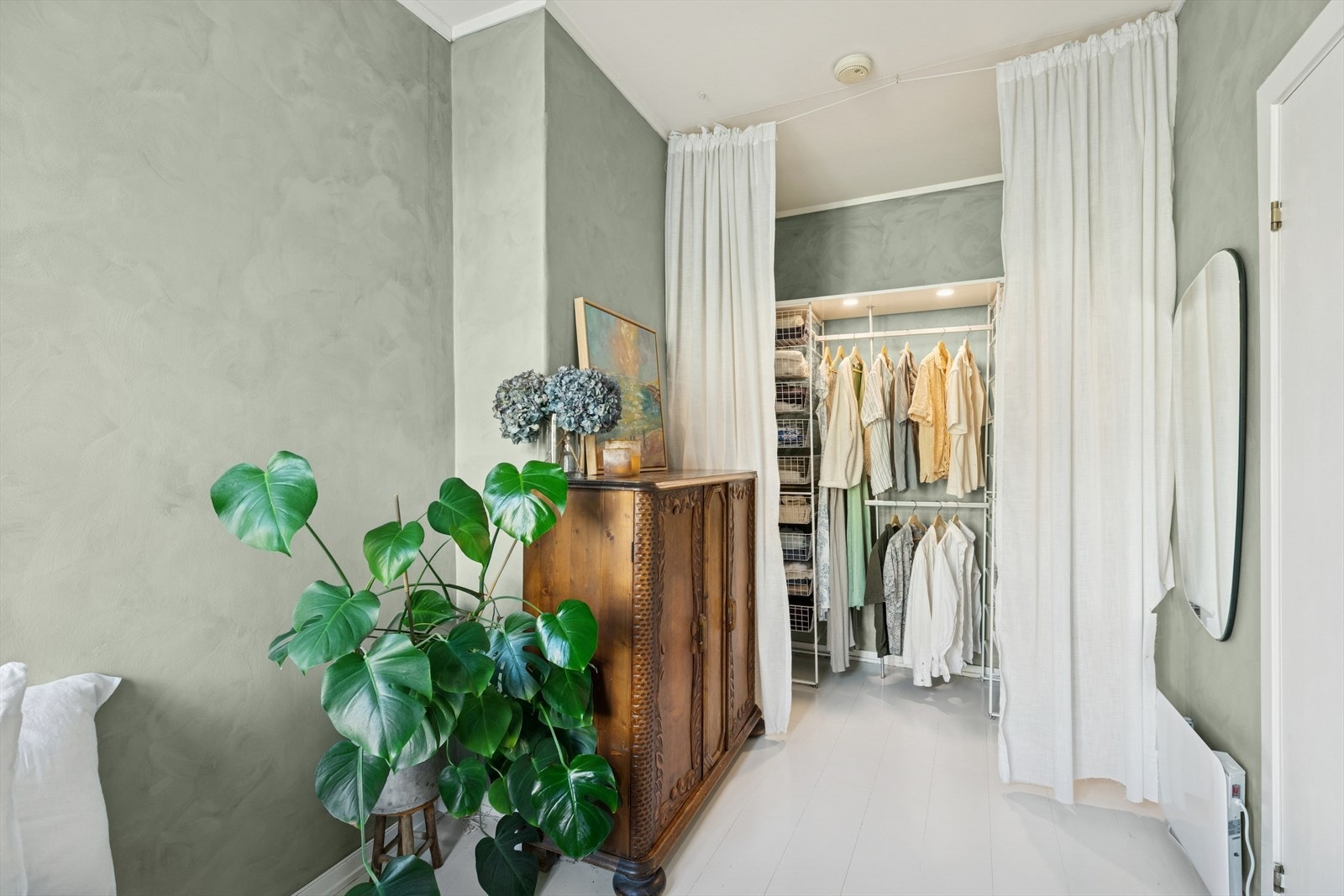 Veggene er malt i rolige, moderne toner som skaper en avslappende sone. Galleribilde