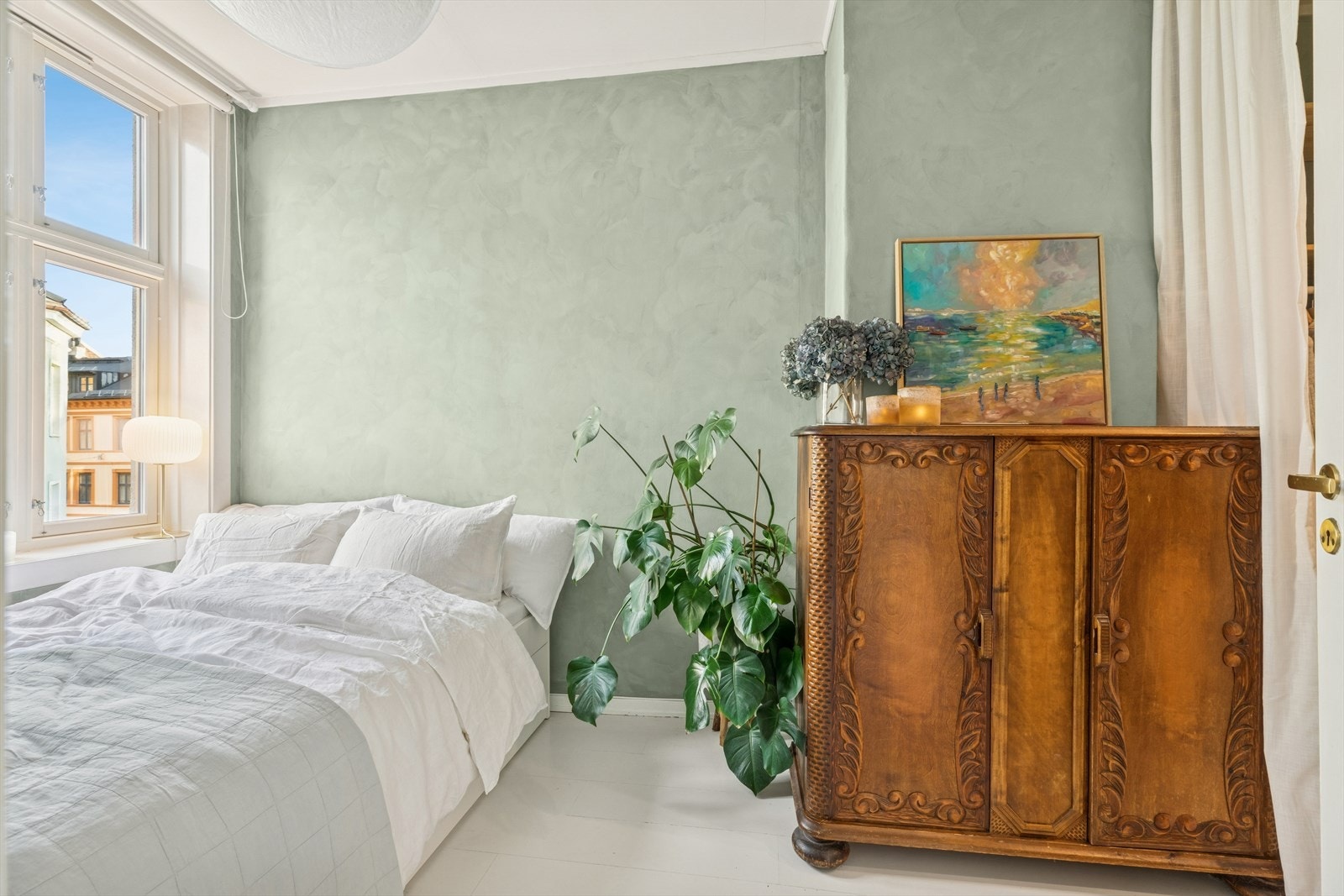 Bemerk også de dype vinduskarmene som gir ekstra plass til interiør elementer. Galleribilde