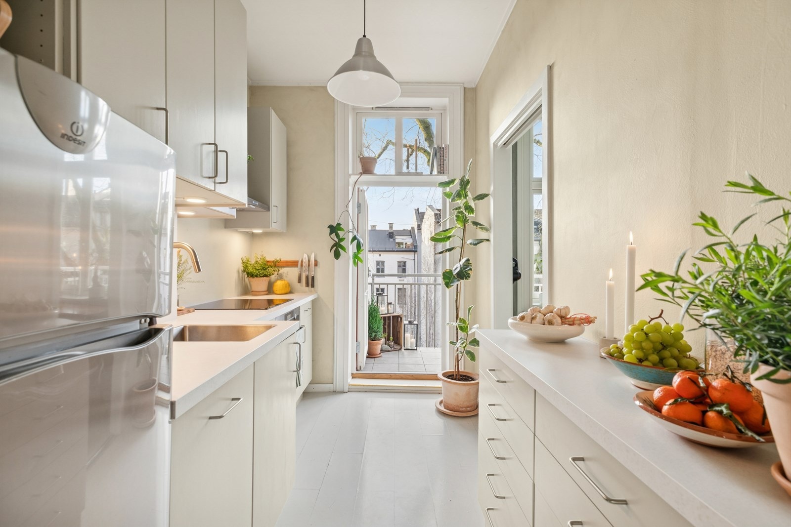 Kjøkkenet er vesentlig pusset opp i 2024. Alt fra waterguard, komfyrvakt, induksjonstopp (Siemens), stekeovn (AEG), nye stikkontakter, håndtak m.m. er helt nytt fra 2024. Galleribilde