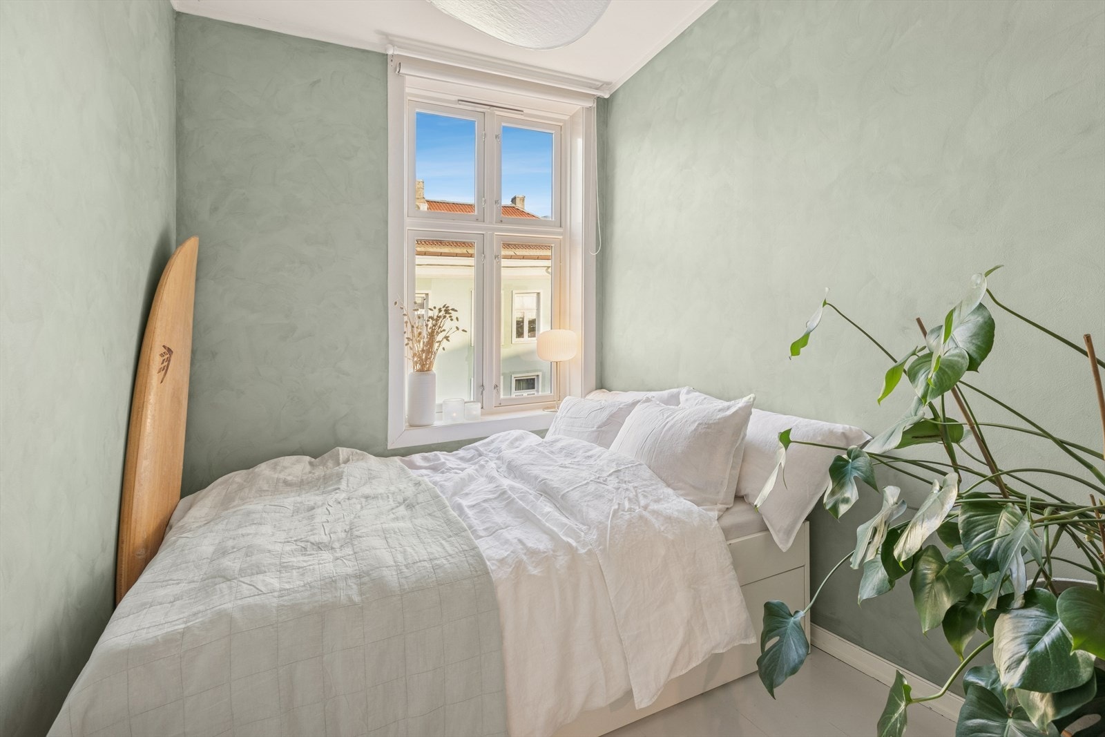 Hovedsoverommet er romslig, med plass til dobbeltseng og garderobe, og får et mykt lysinnslipp om morgenen. Galleribilde