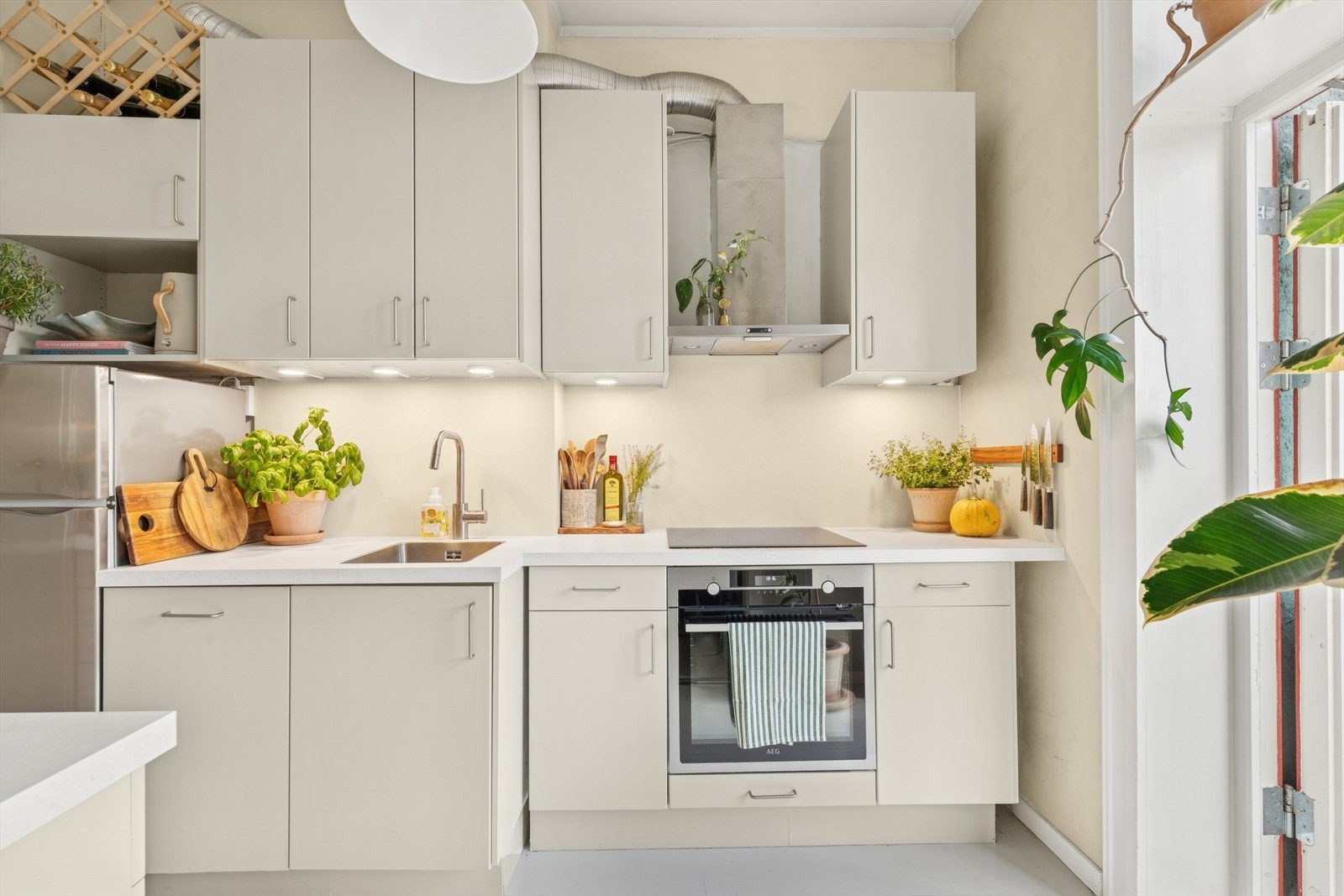 Kjøkkenet fremstår moderne og veldesignet, samtidig som det bevarer bygårdsleilighetens sjarm. Galleribilde