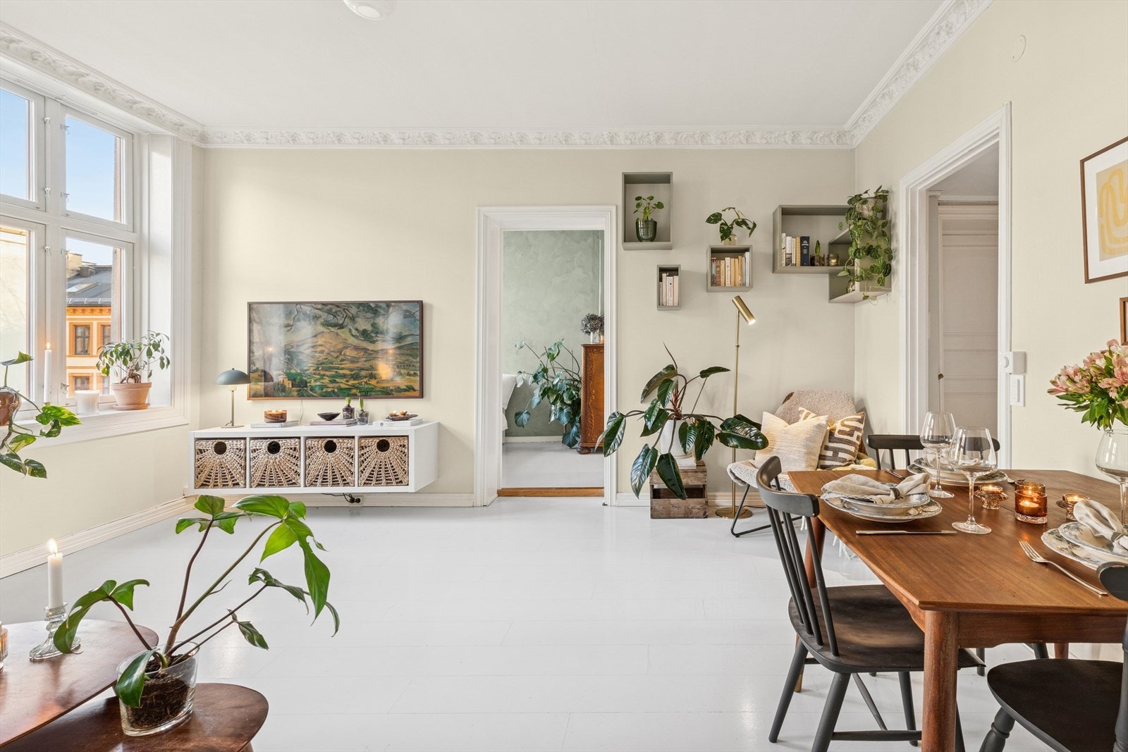 Stuen kan skilte med en lys, romslig og luftig atmosfære. Galleribilde