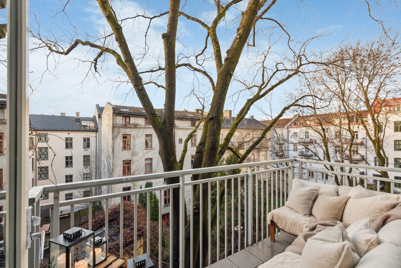 Solrik sørvestvendt balkong med god plass til hyggelig sittegruppe. Gassgrill er tillatt utendørs. Galleribilde