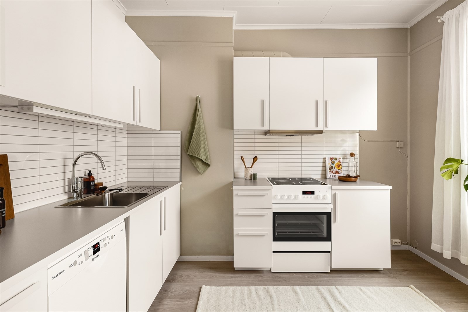 Lyst og luftig med god skap- og benkeplass. Galleribilde