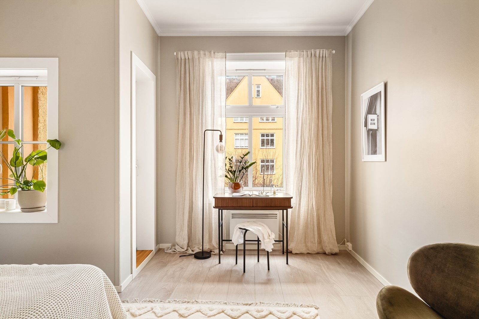 Størrelsen på rommet gjør det enkelt å innrede med et lite hjemmekontor ved siden av sengen. Galleribilde