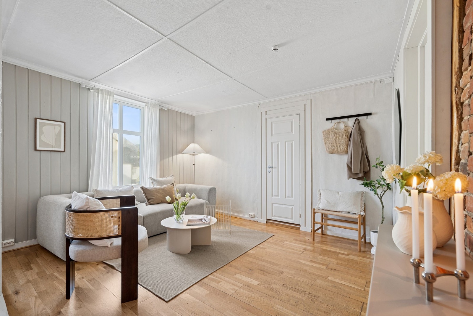 Leiligheten ble nylig malt. De store vindusflatene bidrar til godt med lysinnslipp. Galleribilde