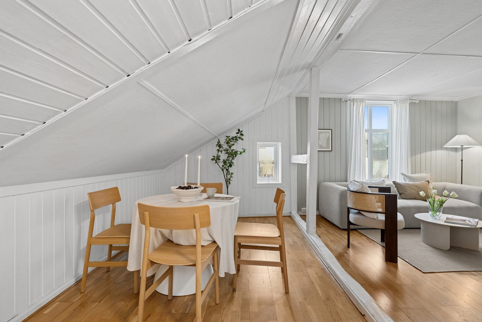 Ved kjøkkenet er det plass til en spisegruppe - perfekt samlingspunkt. Galleribilde