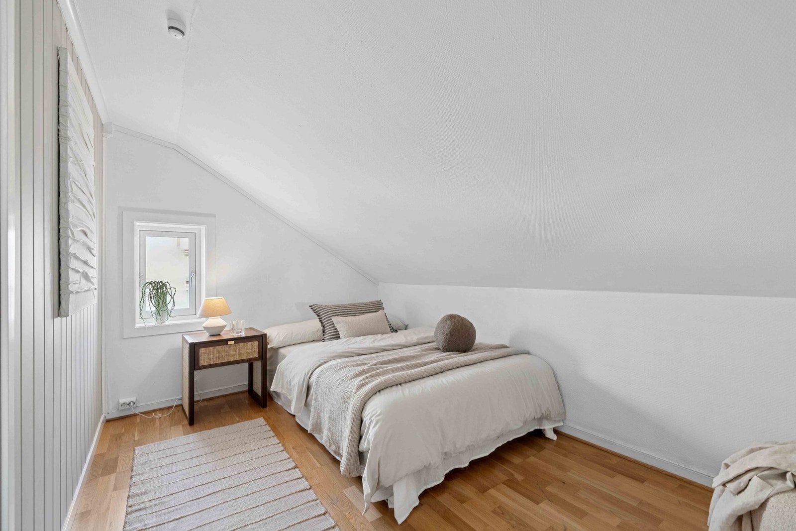 Soverommet er av god størrelse og har god plass til stor seng samt oppbevaring. Galleribilde