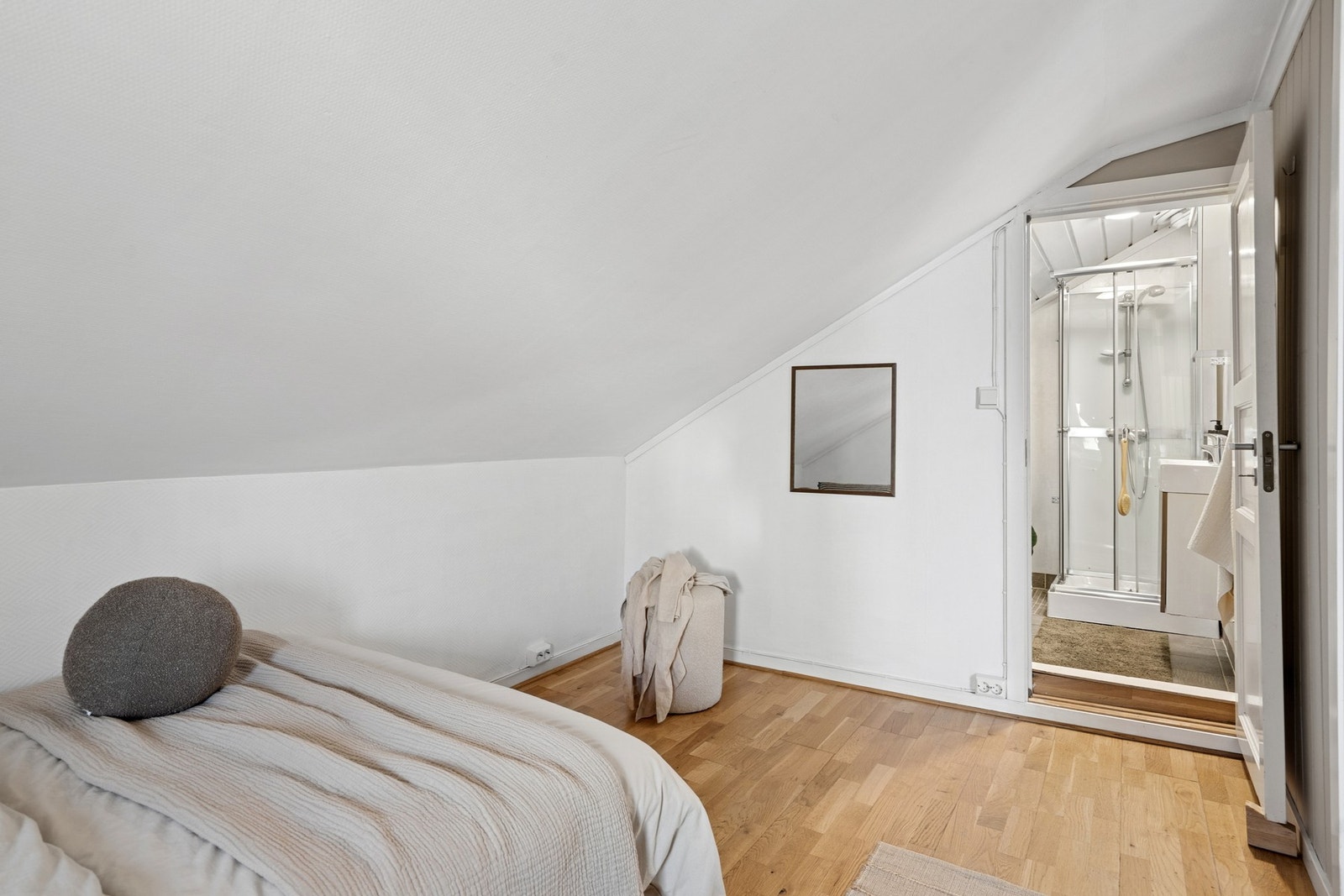 Fra soverommet er det inngang til badet. Galleribilde