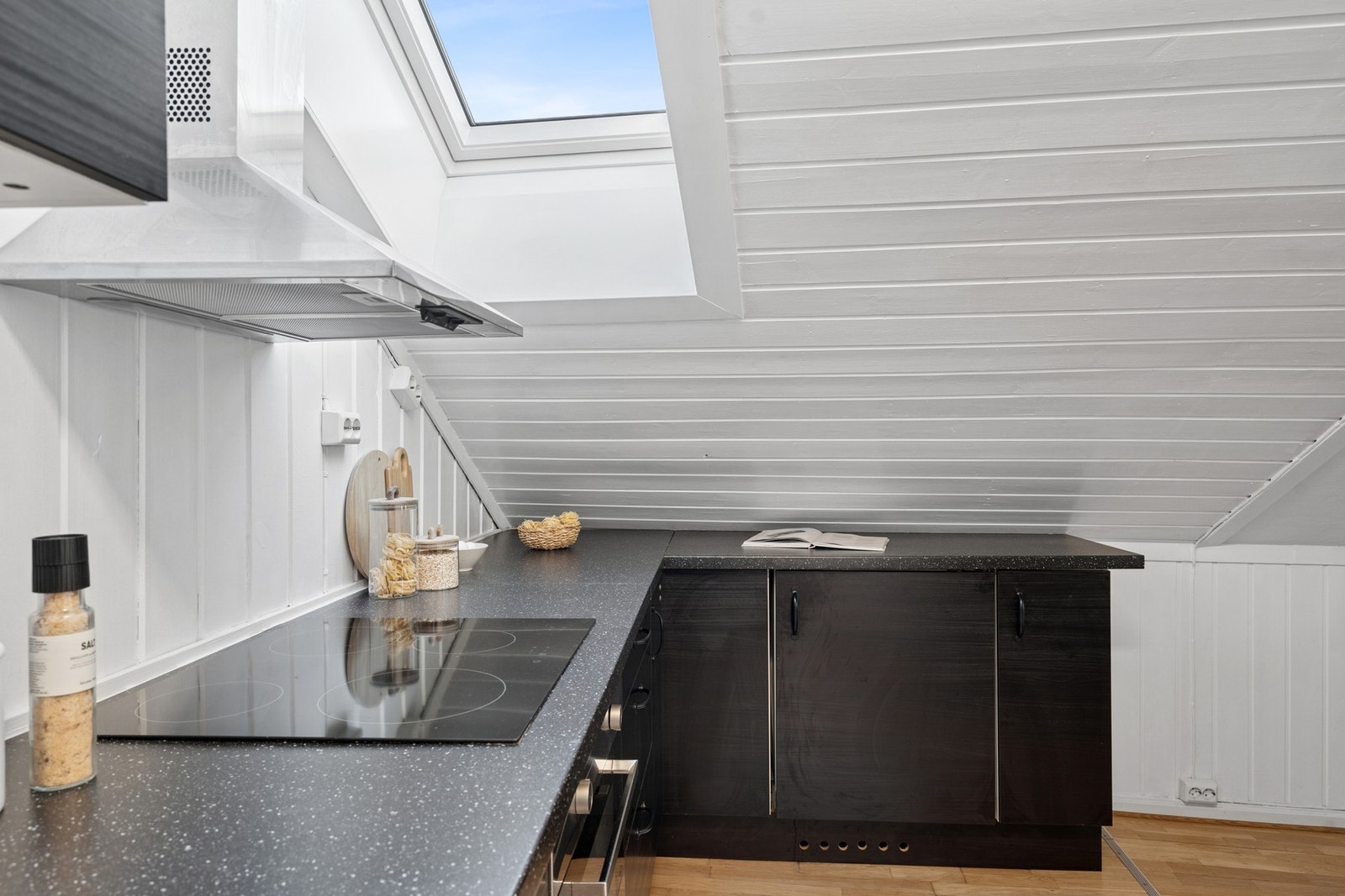 Vinduet på kjøkkenet bidrar til et fint lysinnslipp. Det er ventilator med kullfilter. Galleribilde