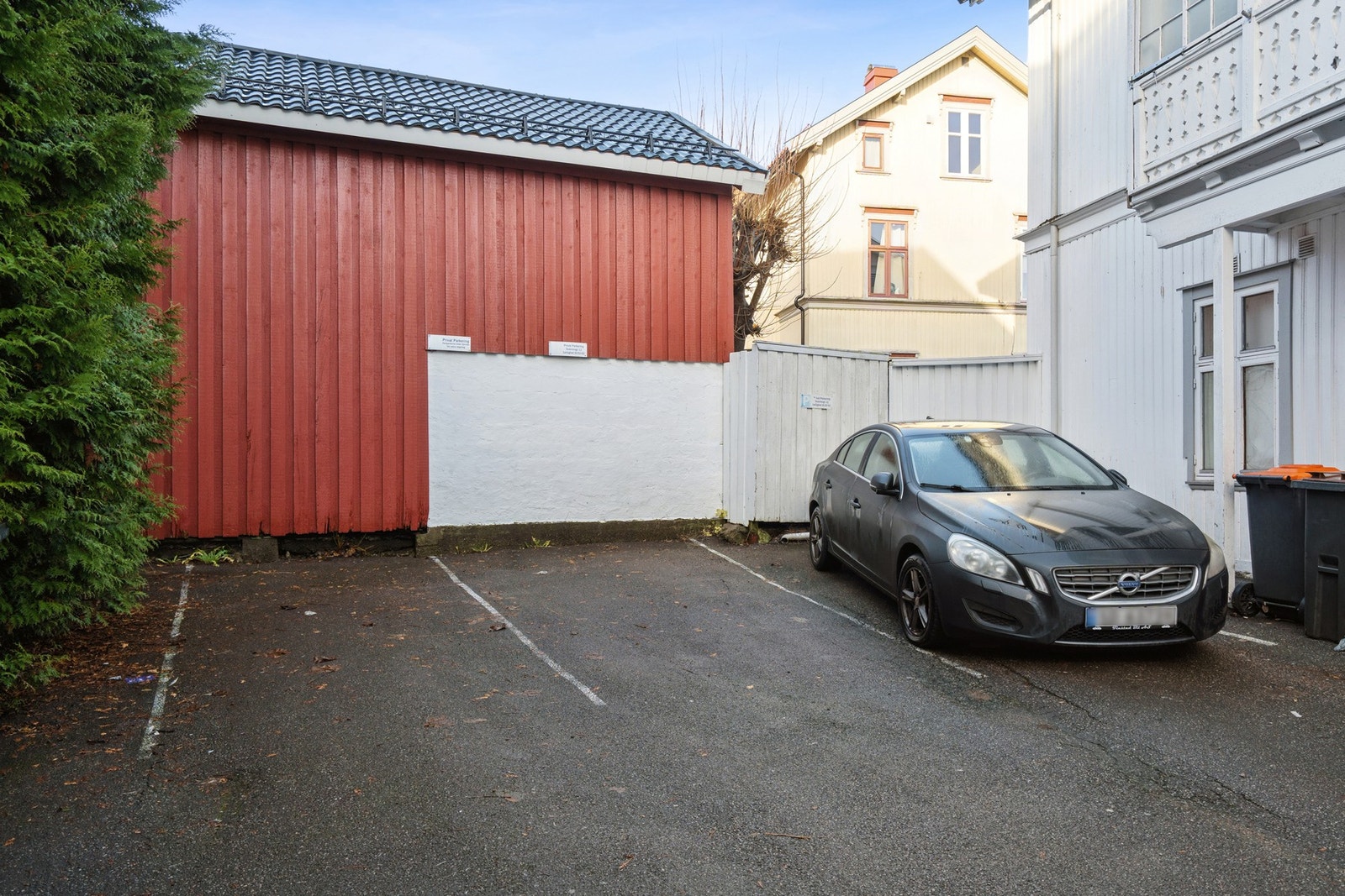 Det er parkering på oppstillingsplass bak huset. Galleribilde