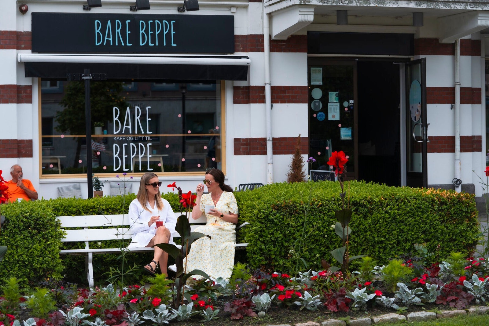 Dagligvarehandelen kan blant annet gjøres på Coop Prix, Joker og Kiwi, som alle ligger få minutter unna. I tillegg er det gangavstand til kafeer, kino og restauranter. Galleribilde