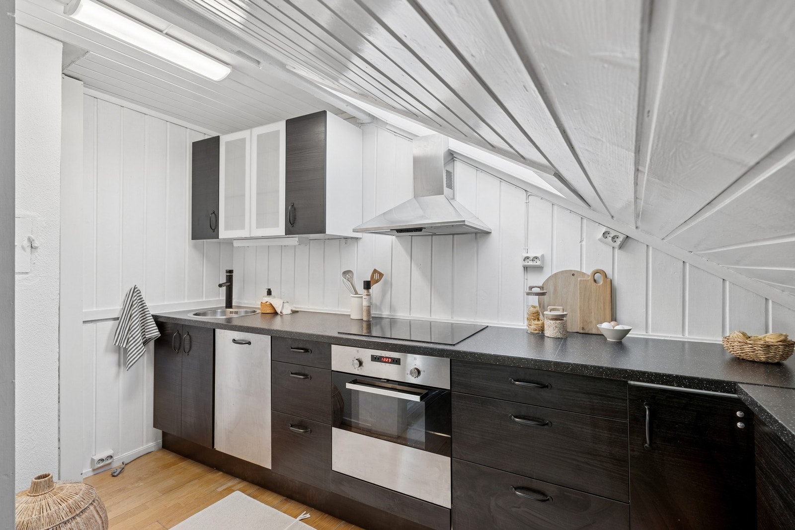 Kjøkkenet har plass til kjøleskap, oppvaskmaskin, platetopp og stekeovn. Galleribilde