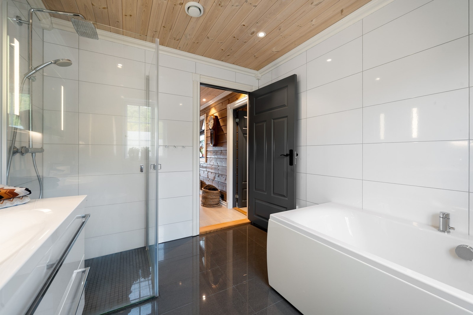 God innredning med skuffer, stor flott badekar, dusj og toalett. Galleribilde