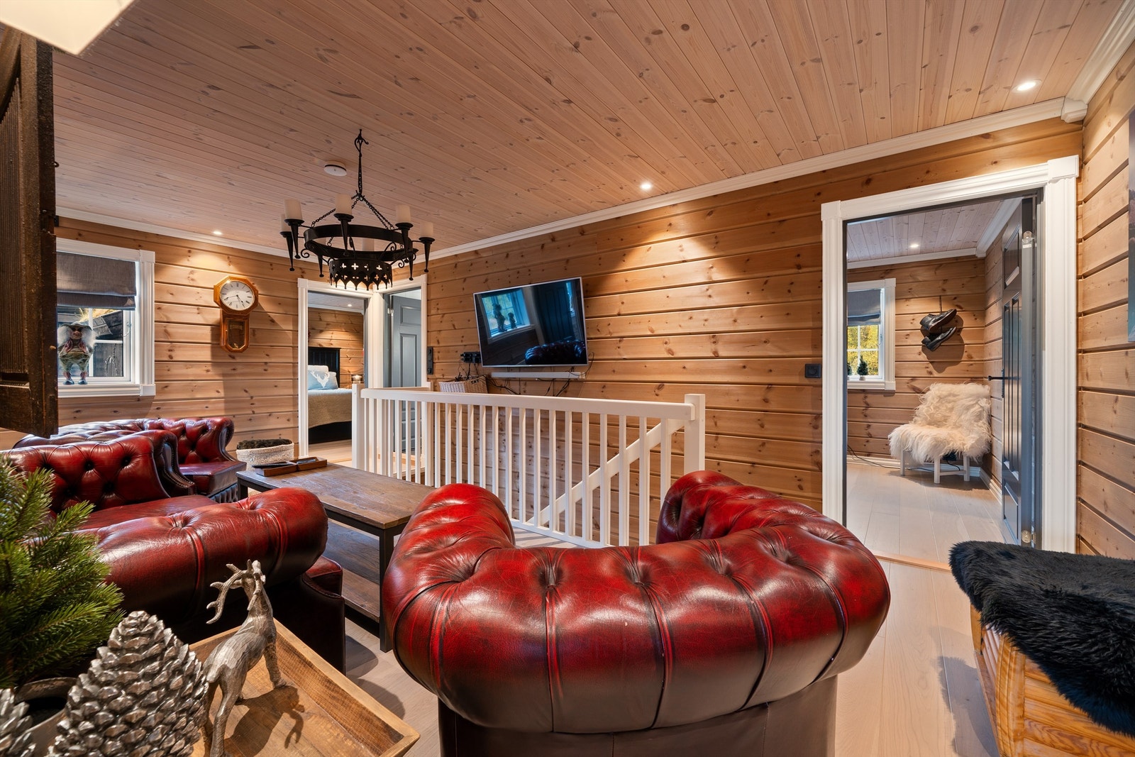 TV med smart plassering over trapp. De somme gode material og fargevalgene går igjen også i andre etasje. Galleribilde