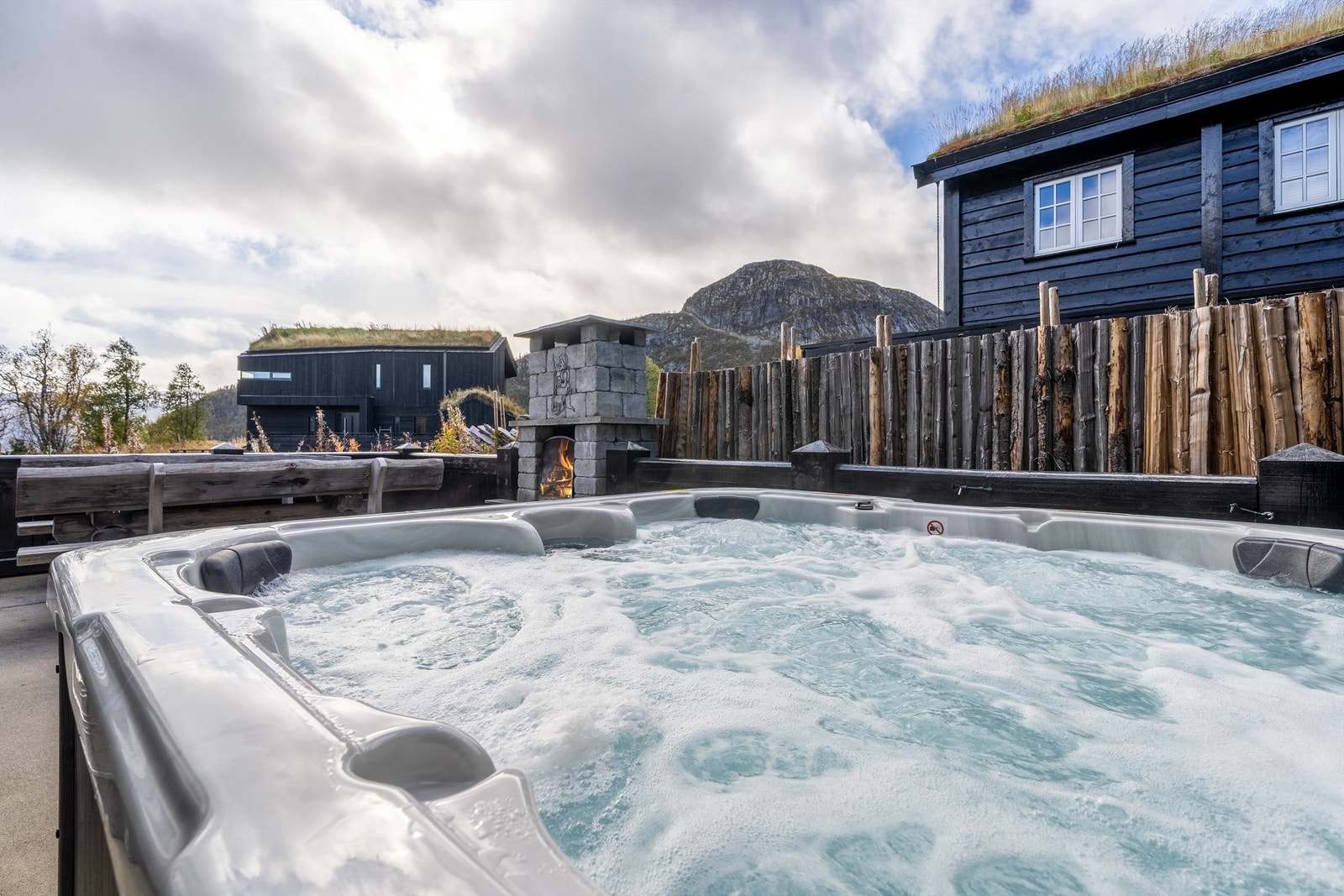 Her kan en nyte utsikten og høyfjellsluften fra boblebadet på terrassen. Galleribilde