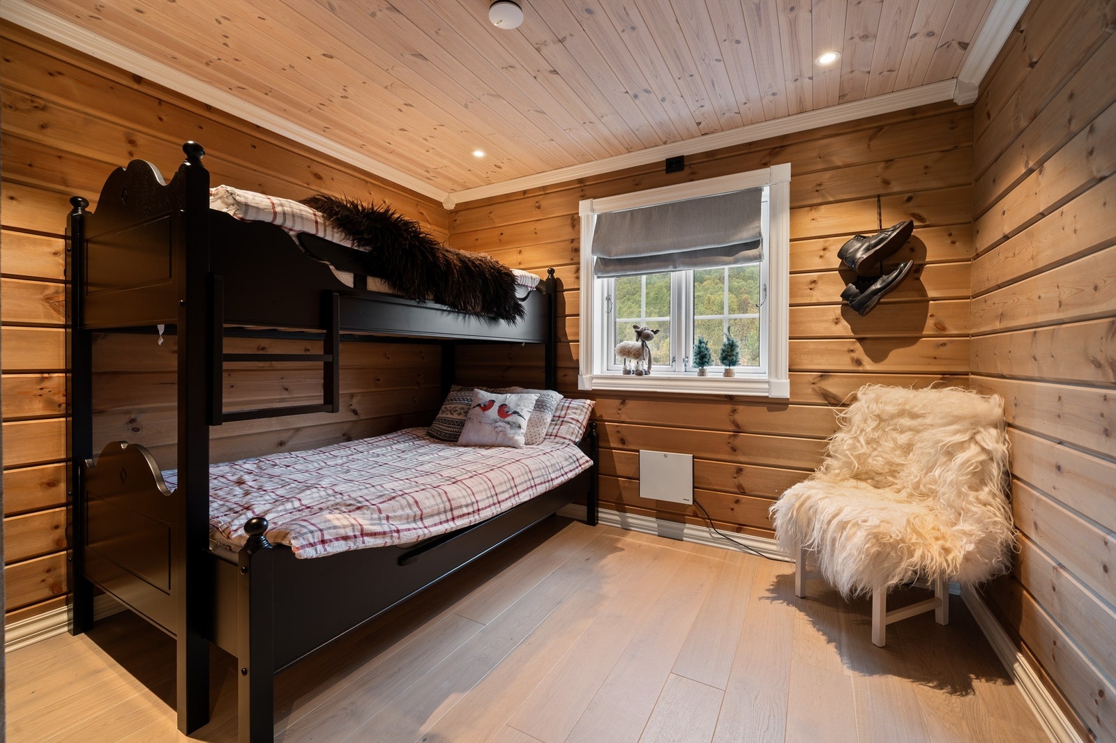 Trivelig og romslig soverom. De samme gode materialvalgene også på soverommene! Galleribilde