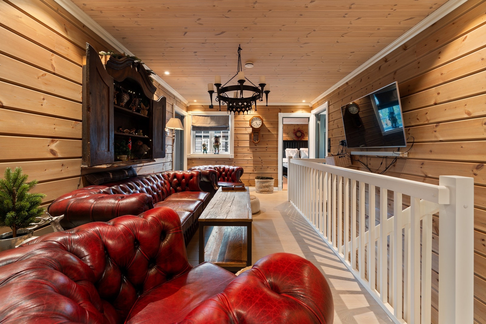 Her er stuen innredet med solide møbler. Galleribilde