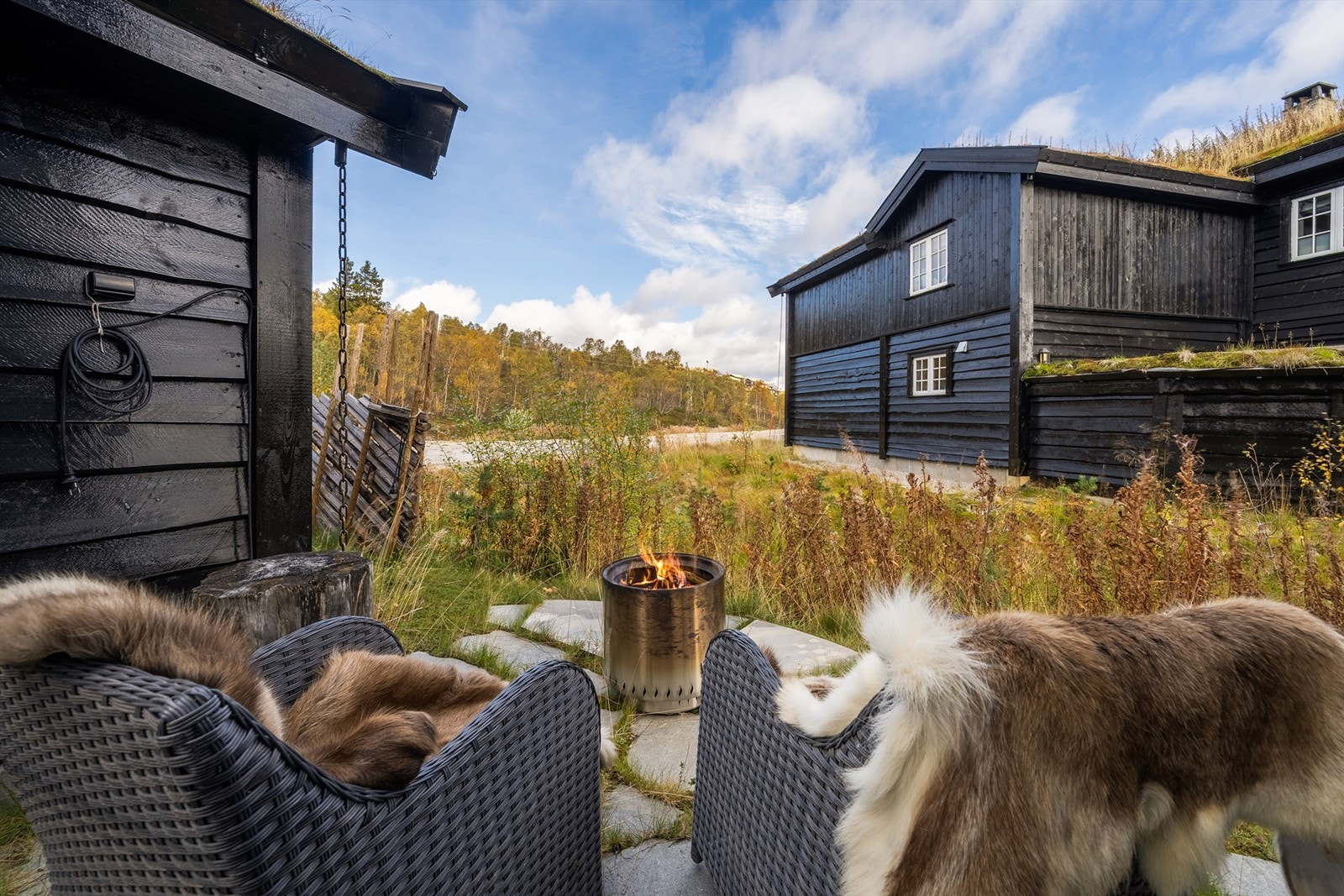 Bilde fra skiferplatting på hjørne mot naboen i øst. Galleribilde