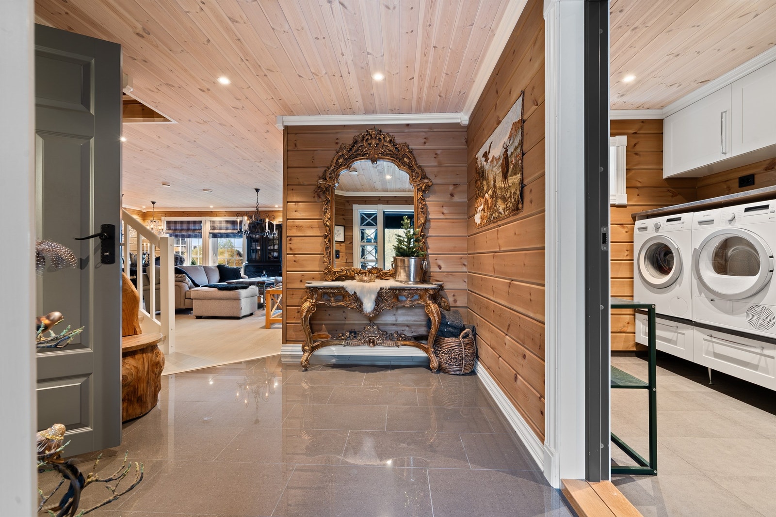 Velkommen til Nedre Hovdenut 25 - Flott og innbydende entrè med direkte inngang til vaskerom hvor en kan henge fra seg skitøyet. Galleribilde