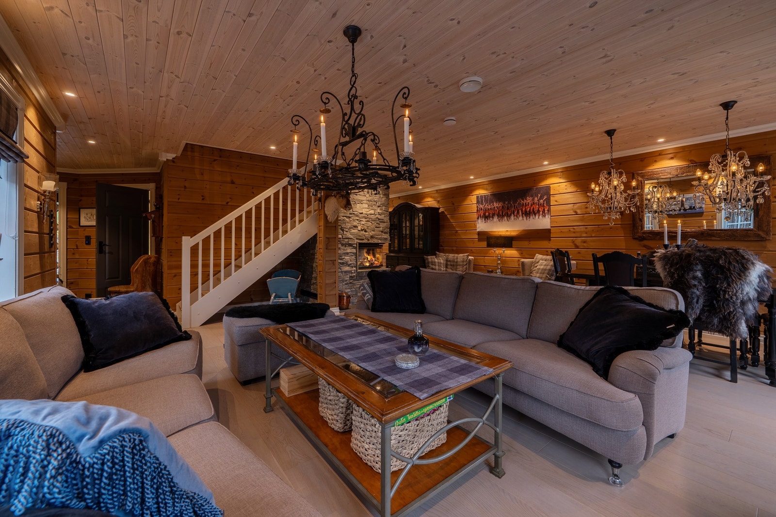 Flott kveldsstemning i stue. Galleribilde