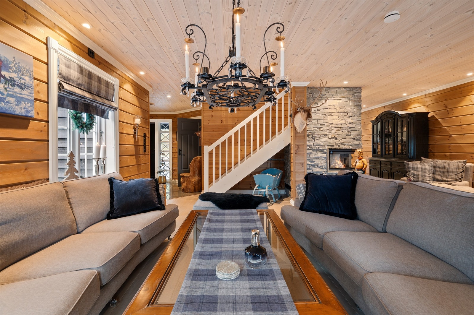 Stuen, innbydende og trivelig rom mede gode materialvalg. Galleribilde