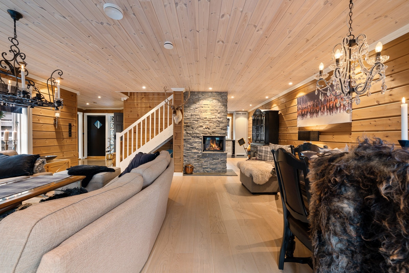 Fra stue mot gang, trapp til andre etasje og kjøkken. Galleribilde