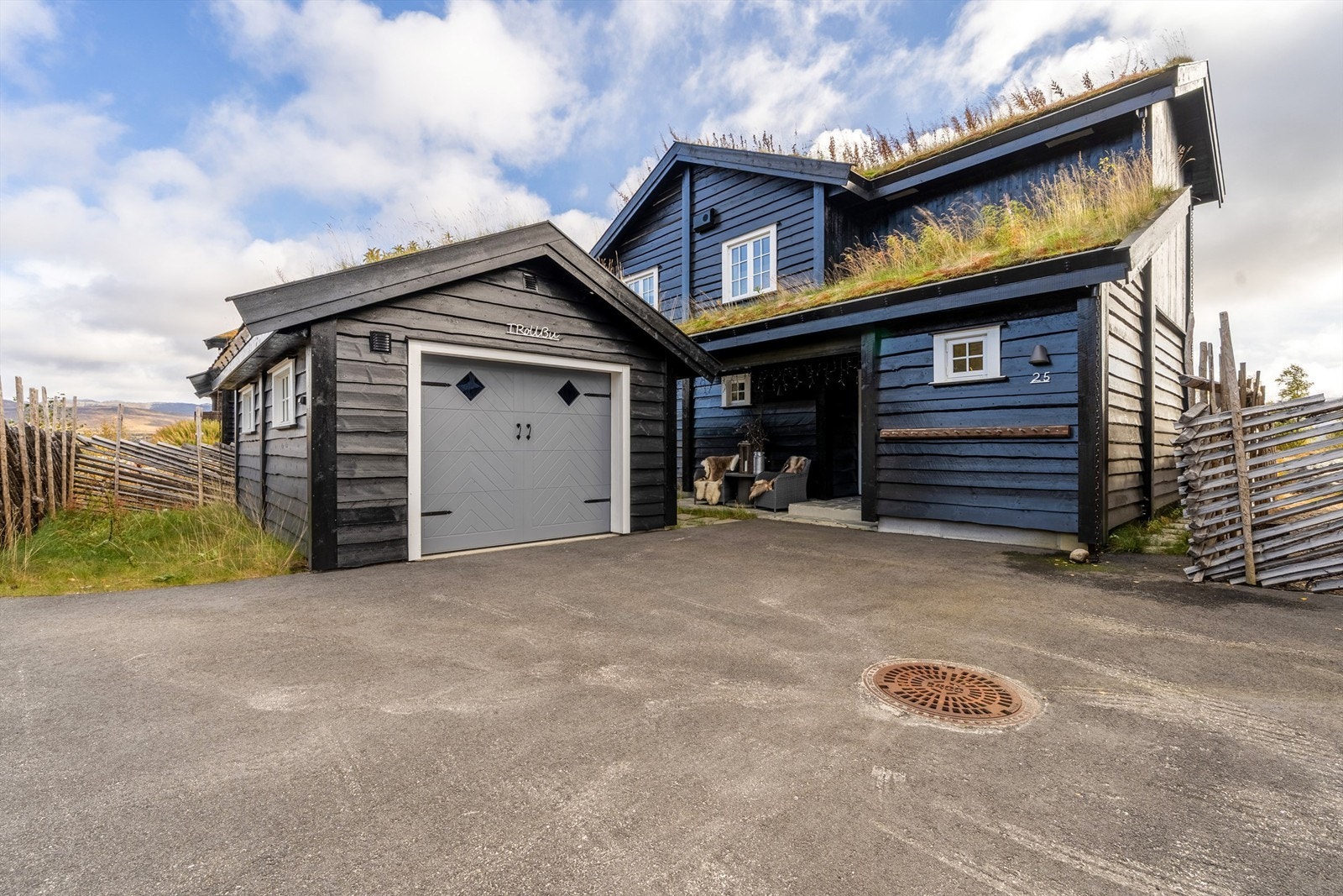 Stor og god asfaltert biloppstillingsplass fremforhytten. Galleribilde