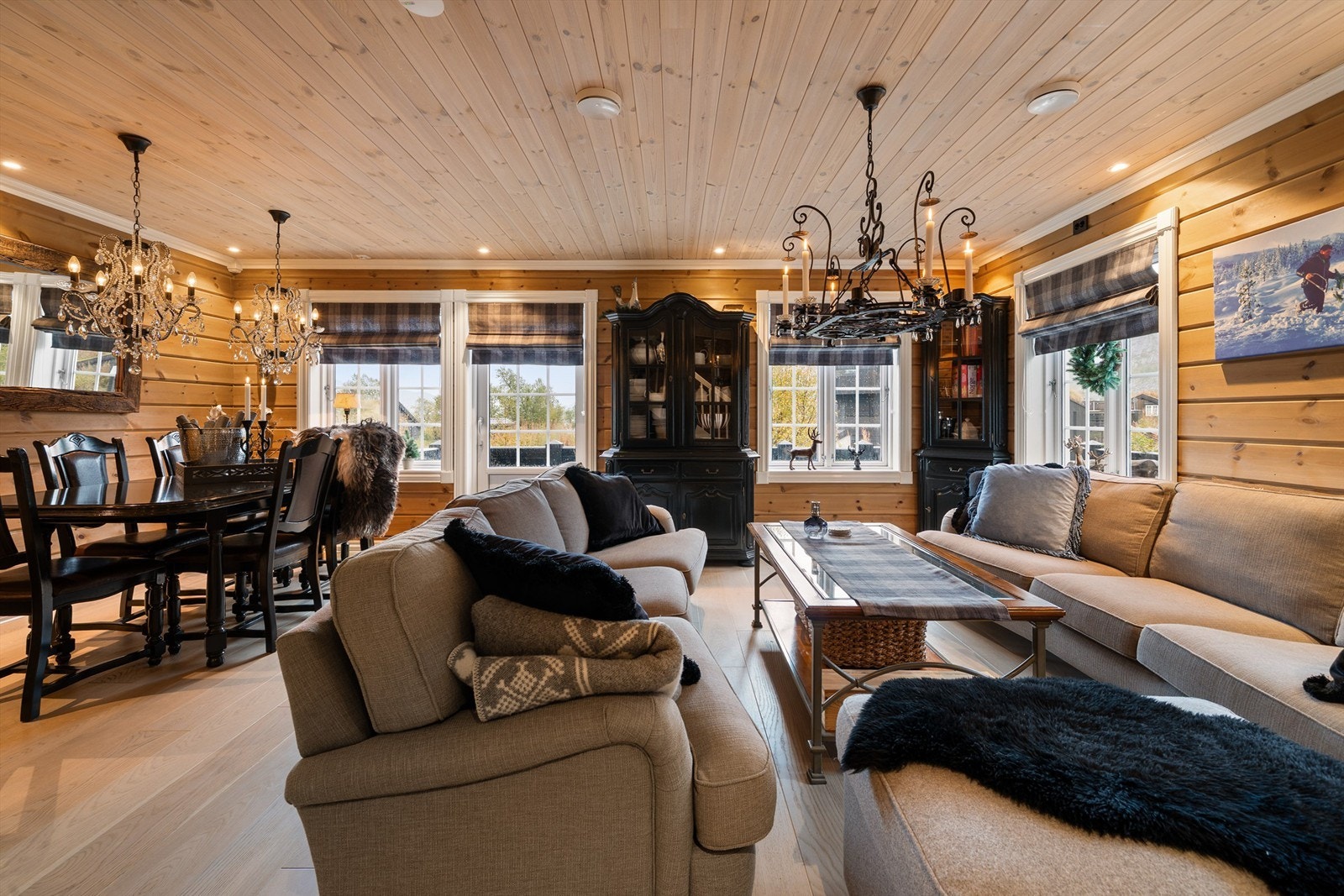 Stuen er romslig med flere "soner". Galleribilde