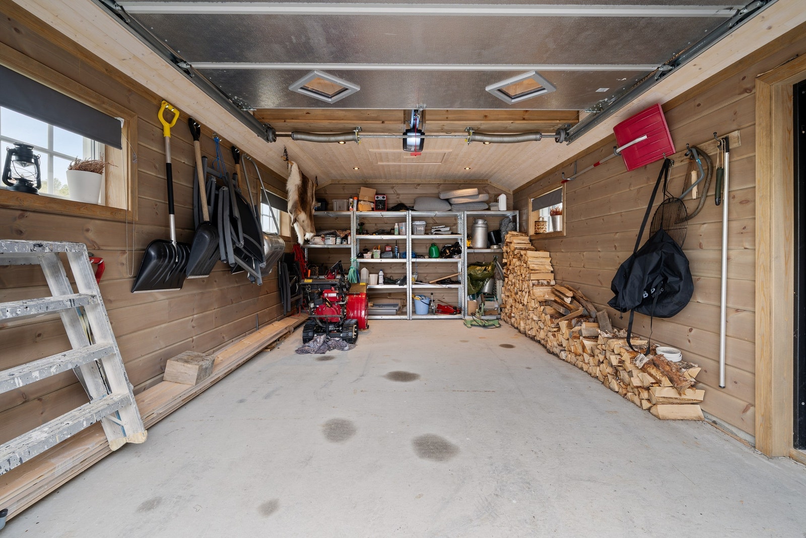 Meget flott og forseggjort garasje med flott østerdalspanel på veggene i beiset utførsel. Her er det god plass til ved, snøfreser og annet utstyr og bilen selvfølgelig. Galleribilde