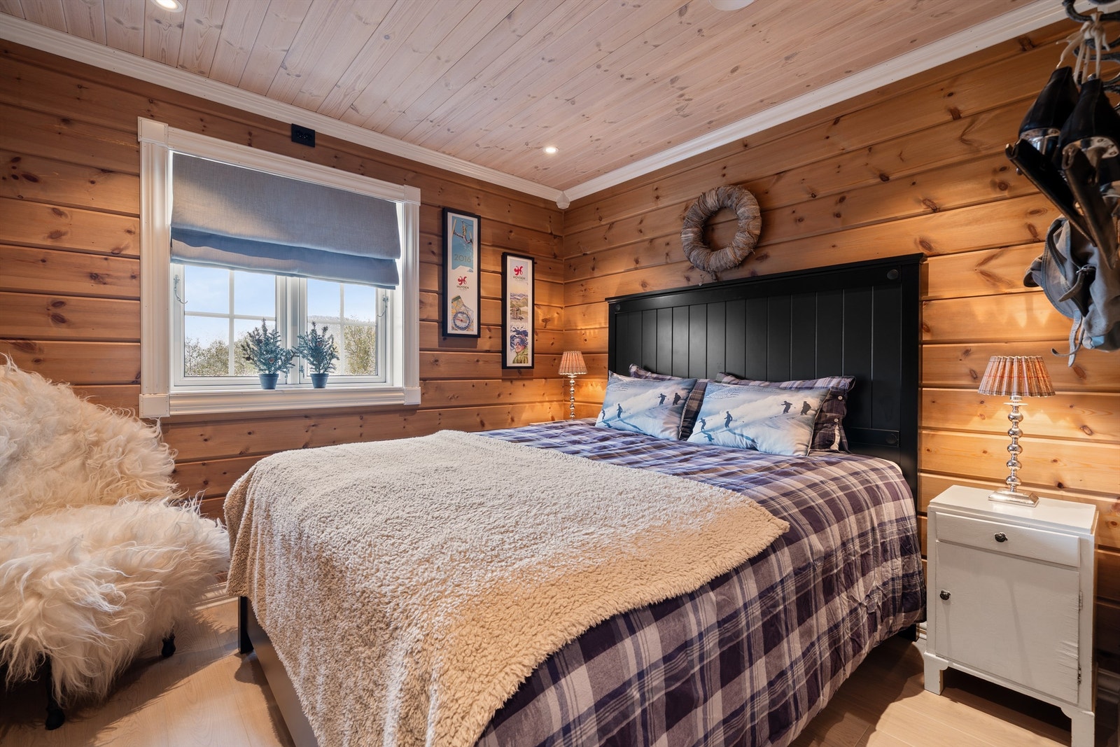 Ett av av fire soverom. Tre av de i dag innredet med dobbeltseng. Lune og trivelige rom. Galleribilde