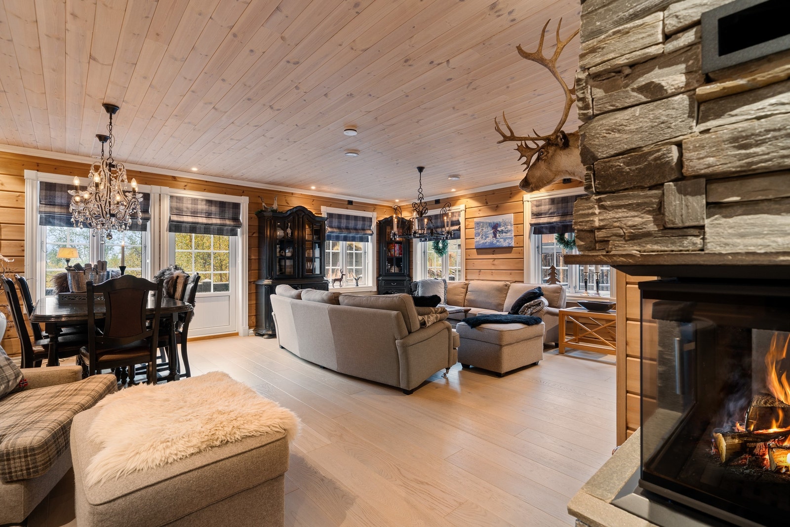 Bilde fra kjøkken mot stue. Galleribilde