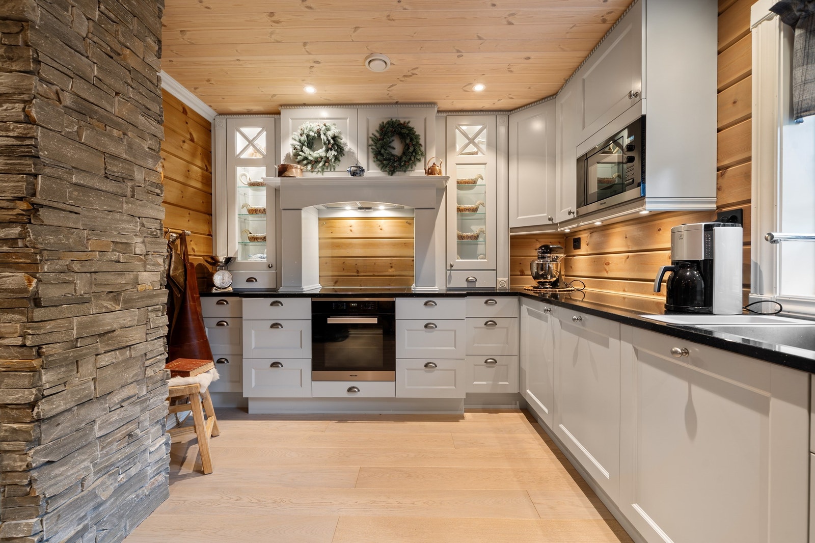 Innholdsrikt og funksjonelt kjøkken. Galleribilde