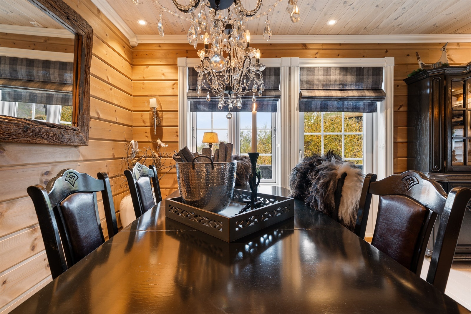 God plass til stor spisebord i stuen. Galleribilde