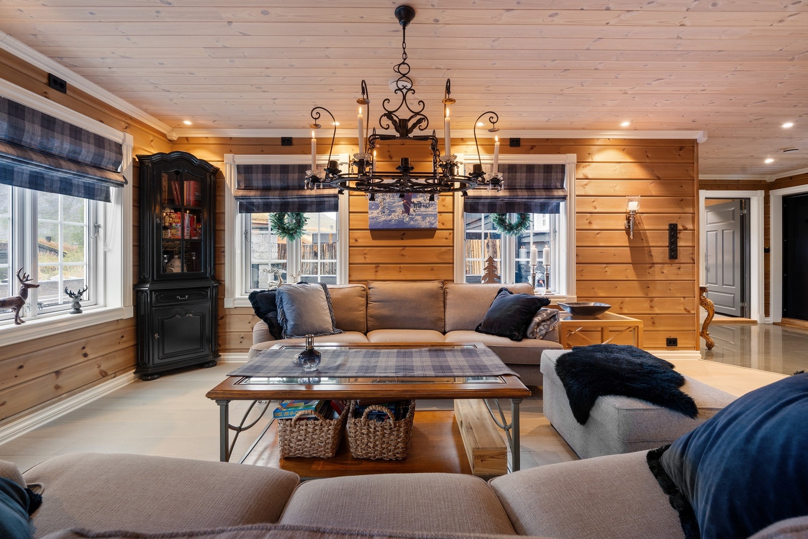 Her kan en settes seg ned, nyte varmen fra peisen og se ut på den flotte naturen. Galleribilde