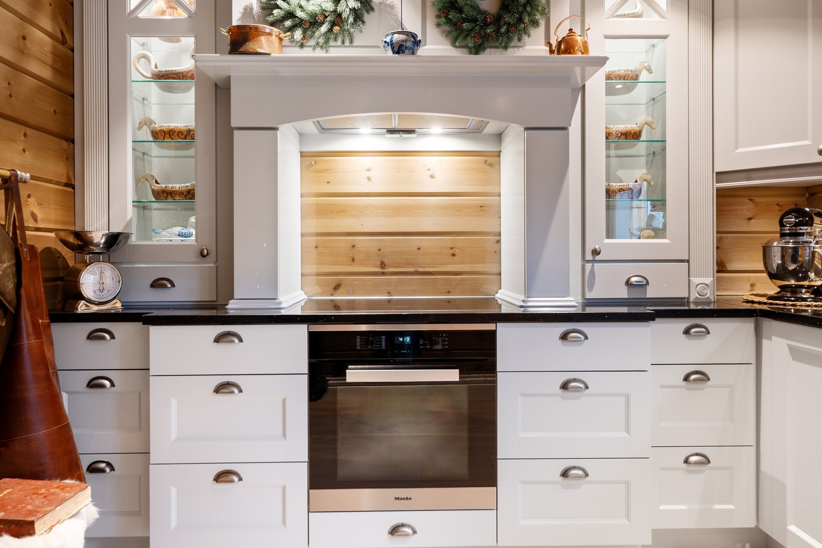 Her kan en lage de fineste retter for familie og venner. Åpen løsning inn til stue med "passe" adskilt fra stuen. Galleribilde